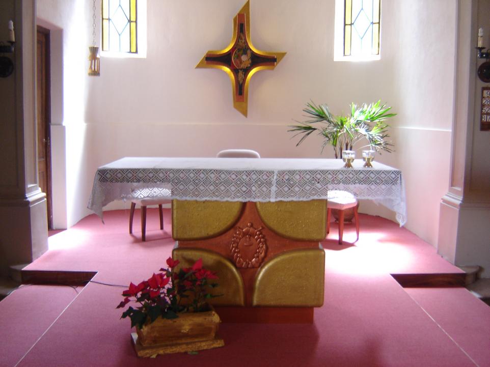 [foto: Mariápolis Lía: Altar de la capilla de Campo Verde]
