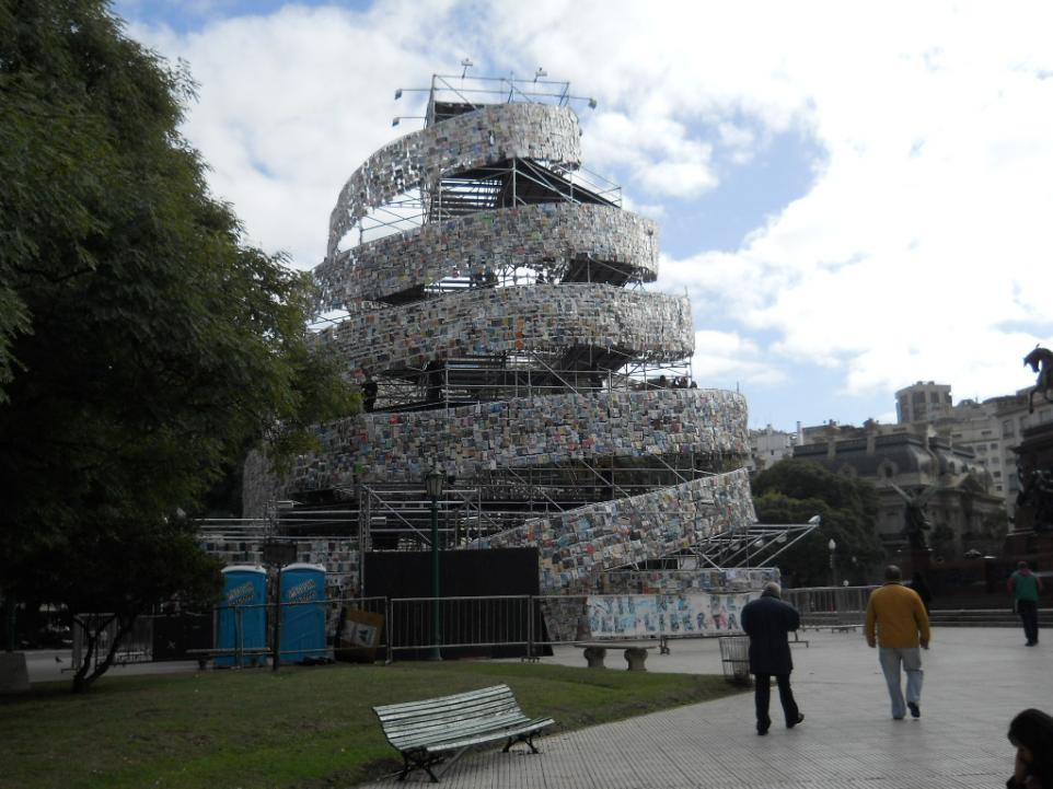 [foto: Plaza San Martín: Torre de Babel de Libros]